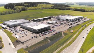 Im Automobilzentrum Hof bündelt Motor-Nützel den Vertrieb verschiedener Marken sowie Servicedienstleistungen. (Bild: Oliver Riess, luftbilder-deutschland.com)