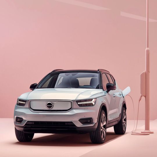 Zum Start gibt es den XC40 Recharge ausschließlich in der Sport-Ausstattung „R-Design“.(Bild:  Volvo)