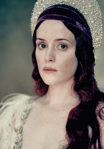 Ähnlich royal wie ihre Rolle der Königin Elizabeth in „The Crown“ zeigt sich auch ihre Version der Julia. (Pirelli)