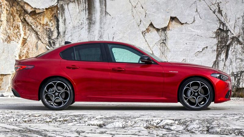 Der lange Radstand und die kurzen Überhänge unterstützen die zeitlose Eleganz des Viertürers. (Bild: Alfa Romeo/Stellantis)