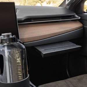 Vorne hat der Alaska Getränkehalter und einen Touchscreen im XL-Format.(Bild:  Fisker)