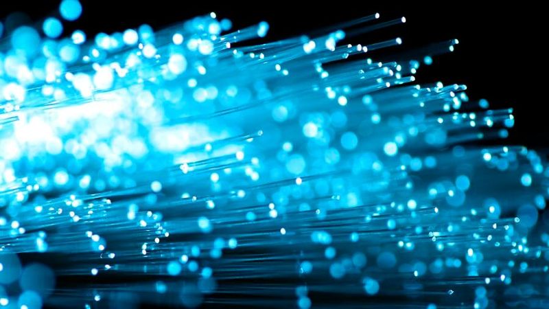 Leistungsfähige Rechenzentren setzen seit Jahren auf Glasfaser: Nun erhöht Künstliche Intelligenz Server- und Stromlasten und verschärft damit die Anforderungen an Übertragungskapazität und Latenzzeit.(Bild: ©  nikkytok - stock.adobe.com)