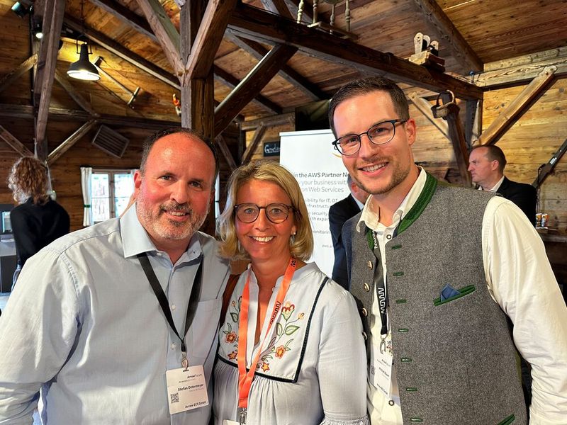 Stephanie Steen mit Stephan Ostermeyer und Michael Bauer (l., Arrow). (Bild: Vogel IT-Medien )