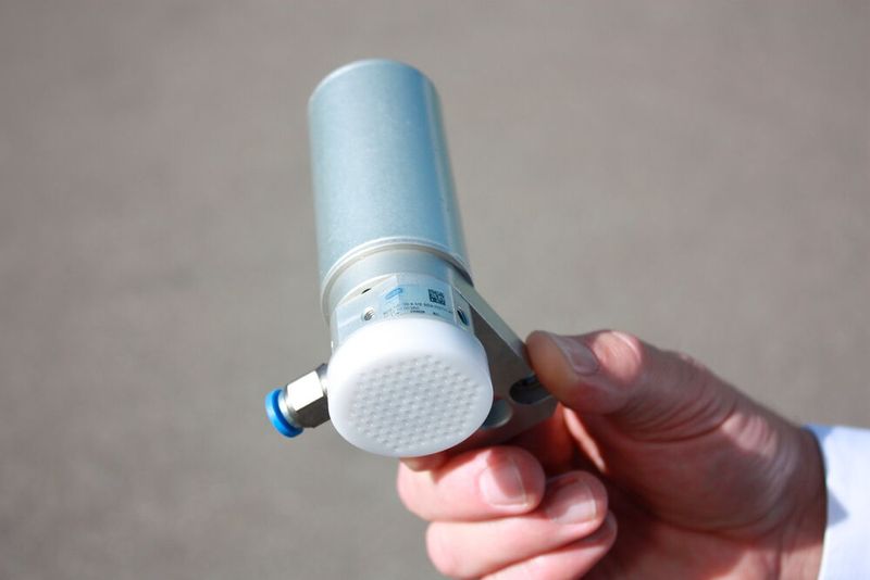 Der Schmalz Strömungsgreifer für das automatisierte Handling kleiner und filigraner Teile. Schonendes Vakuumsystem mit max. 160 mbar und Polyoxymetylen Saugflächen für ein sicheres Aufnehmen und Ablegen.  (Bild: Helfina)