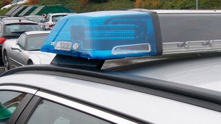 Im besonderen Einsatz: In Maintal befreite die Polizei einen Rentner aus einem Autohaus. (Bild: Grimm / »kfz-betrieb«)