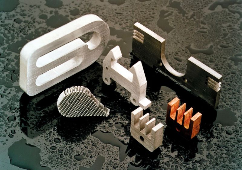 Diese Produktbeispiele aus verschiedenen technischen Materialien sollen die vielseitigen Einsatzmöglichkeiten des CNC-unterstützten Wasserstrahlschneidens demonstrieren. (Bild: STM)