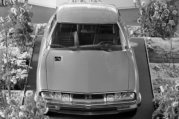 Platz 10: Citroën SM ab 1970. Überraschte Gesichter in den Chefetagen der etablierten Prestigemarken: Die Presseresonanz auf den Genfer Salon 1970 war so gar nicht nach ihrem Geschmack. Ausgerechnet Citroën, dem Hersteller bezahlbarer Zwei- und Vierzylinder, war der Coup gelungen mit einem Maserati-Sechszylinder den absoluten Star des Salons zu präsentieren und die Titelseiten der Medien zu erobern. (Foto: Citroën)