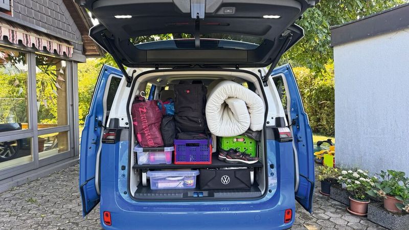 Das Campinggepäck einer vierköpfigen Familie findet auf jeden Fall gut Platz. (Bild: Achter – VCG)