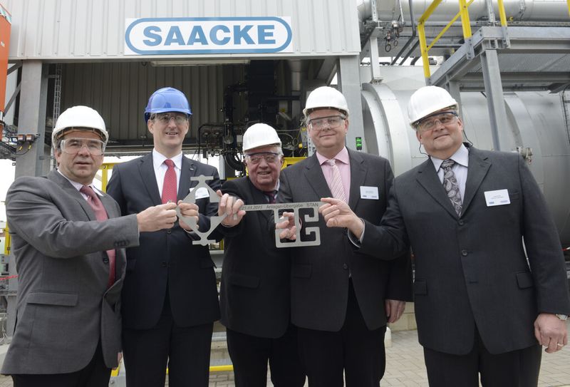 Symbolische Schlüsselübergabe bei der Einweihung einer neuen Feuerungsanlage bei der Firma Angus in Ibbenbüren (v.l.n.r.: Peter Schröder, Werkleiter Angus, Henning Saacke, Beiratsvorsitzender Saacke, Bürgermeister Heinz Steingröver, Martin Oelgeklaus, Projektleiter Angus, und Ernest Green, Operation Leader Angus USA). (Bild: Angus, Saacke)