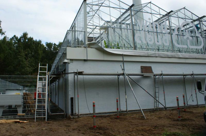 So ist auf der Gebäuderückseite das Geländer noch nicht ganz fertig. Auf dieser Seite befinden sich auch die Rückkühler für das Rechenzentrum.  (Ulrike Ostler/Vogel IT-Medien GmbH)