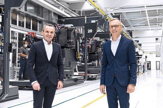 V.l.: Michael Horn, Mitglied des Vorstands der DMG Mori AG, und Reinhard Musch,  Geschäftsführer der Deckel Maho Pfronten GmbH.(Bild:  DMG Mori)