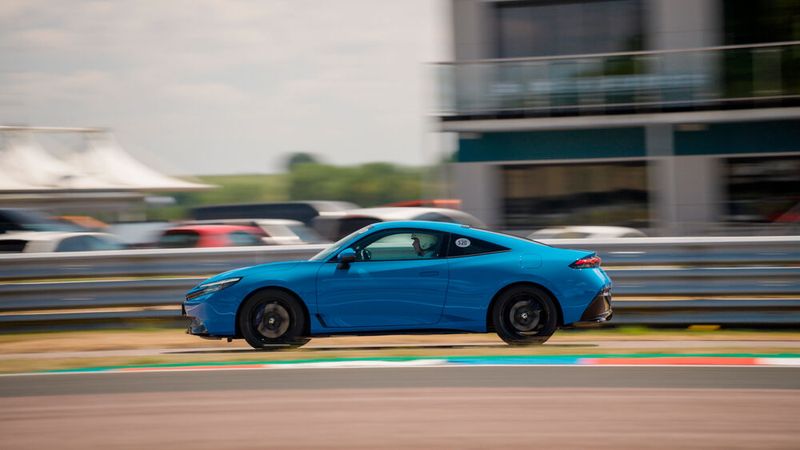 Unter der Haube arbeitet der bekannte 184 PS starke Antrieb aus dem zivileren Civic e:HEV. (Bild: Honda)