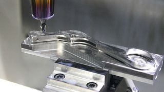 Schluss mit Schmieden: Die Operationsstanzen werden auf Brother-Bearbeitungszentren aus dem Vollen gefräst. Dank der guten Harmonie von Maschine und i-Machining konnte die Fräszeit von über 20 auf rund 17 Minuten reduziert werden. (Bild: W&R)