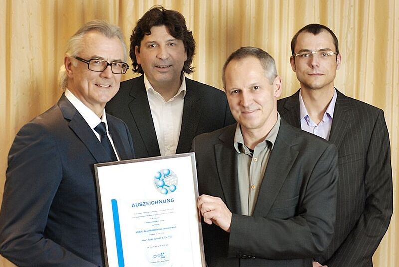 Das Wave-Team bei der Preisverleihung „Produkt des Jahres“ in Frankfurt vonlinks nach rechts: Alfred Späh, Claudio Hils, Thomas Gruber und Thomas Späh mit derUrkunde (es fehlt Thomas Petzoldt). (Bild: Späh)