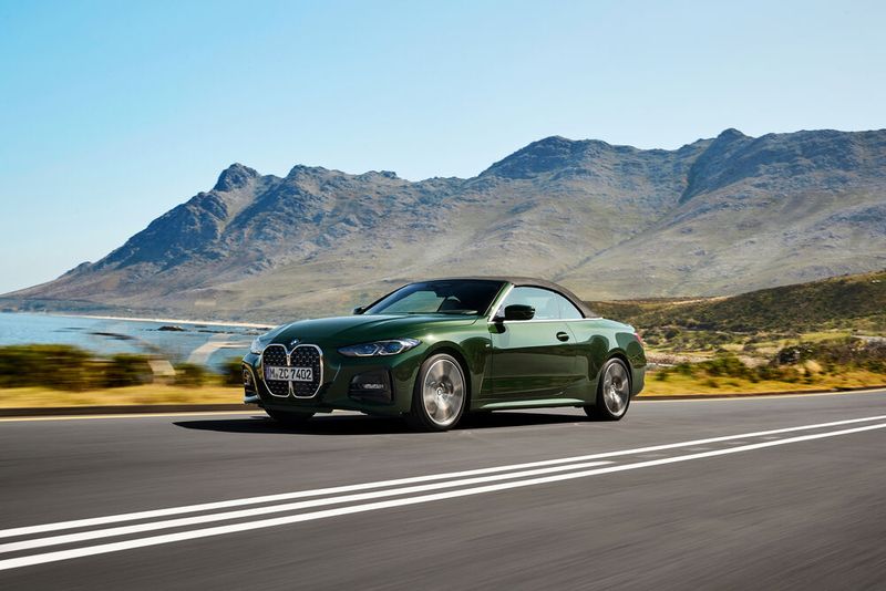 Neu ist auch das Stoffverdeck, das die Hardtop-Variante ablöst. (Bild:  BMW)