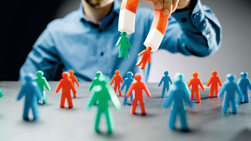 Um eine magnetische Wirkung auf neue Mitarbeiter zu haben, muss erst einmal das aktuelle Personal zufrieden sein.(Bild:  © Andrey Popov – adobe.stock.com)