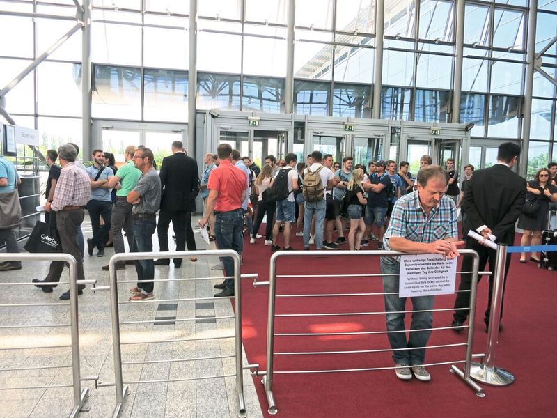 Einlass zur Rapid.Tech + FabCon 3.D 2018: Vor den Ticketschaltern bilden sich lange Schlangen. (Bild: Schäfer / Devicemed)