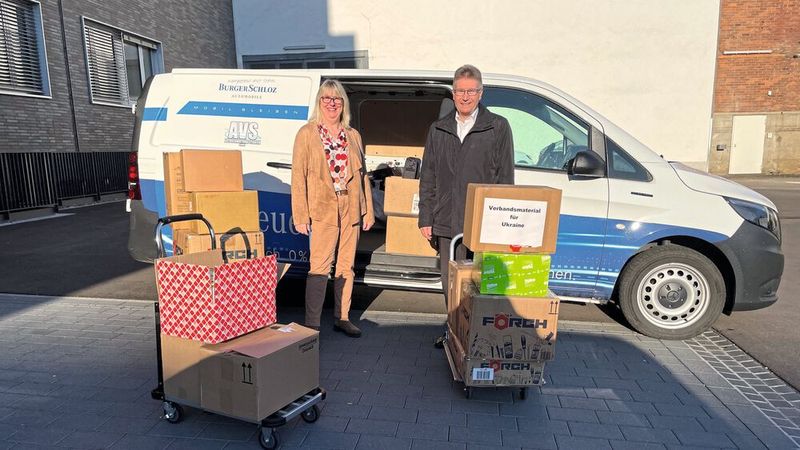 Im Nu war der Transporter mit Verbandsmaterial gefüllt. Petra Heschke, Geschäftsführerin der Innung des Kraftfahrzeuggewerbes Göppingen, half Rainer Krohn, Geschäftsleitung Service Burger Schloz Uhingen, beim Befüllen des Transporters, den ein Kunde des Autohauses zur Verfügung gestellt hatte.  (Bild: Kfz-Innung Gröppingen)