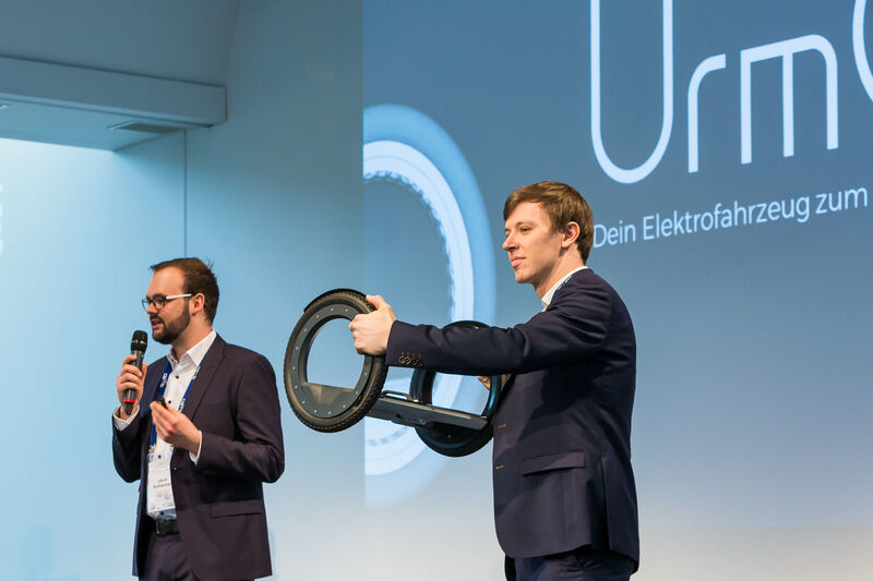 ... in Kurz-Präsentationen stellen sich junge Unternehmen vor; hier zu sehen: Urmo aus München. (Stefan Bausewein)