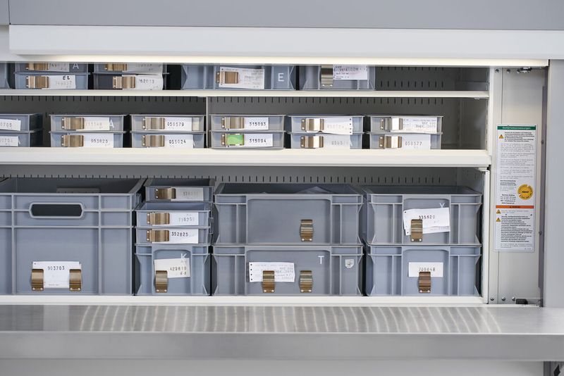 De nombreux composants sont organisés dans le stockeur dans des bacs de différentes tailles. (Source : Werbeagentur Marks - marks GmbH Nordheim)