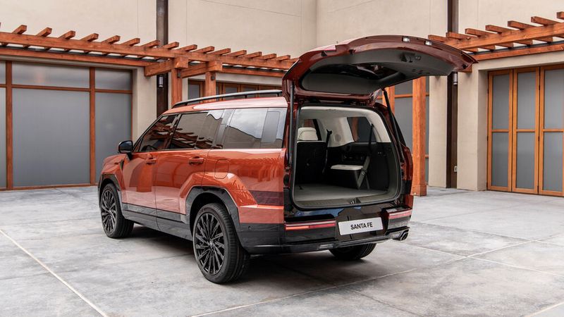 Die Heckklappe schwingt steil nach oben. (Bild: Hyundai)