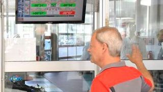 Serviceberater Mario Goltz kann die Messdaten des API-Roboters bequem im Beraterbüro auf dem Bildschirm ablesen. (Dominsky)