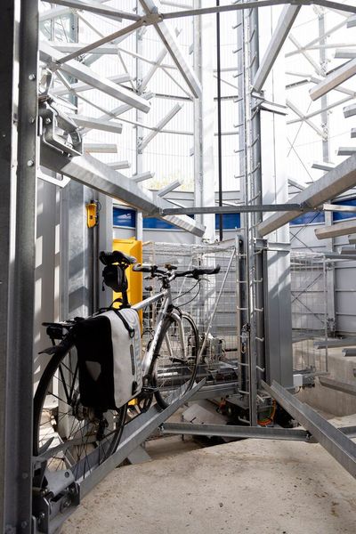 Insgesamt 244 Fahrräder haben in den beiden Türmen Platz.  (Bild: Iris Terzka, Region Hannover)