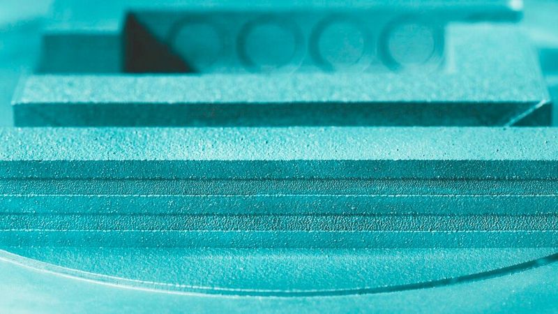 Detailansicht einer additiv gefertigten porösen Struktur, die die kontrollierte Permeabilität zwischen dichten und durchlässigen Bereichen veranschaulicht. (Bild: Fraunhofer ILT)