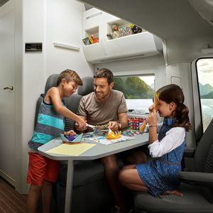 Der Wohnraum des Grand California ist variabel und geräumig gestaltet. Die Vordersitze sind drehbar.(Bild:  Volkswagen)