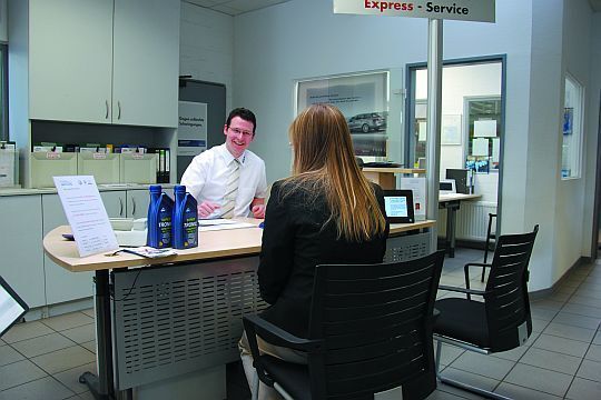 Die Ölflaschen auf dem Schreibtisch des Serviceberaters erinnern ihn daran, wie viele Flaschen er noch verkaufen muss. (Rubbel)