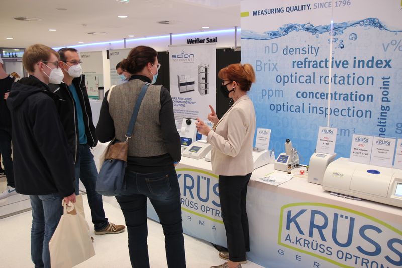 Viel zu tun: Cornelia Göbel von A. Krüss steht nicht nur am Stand für Fragen parat...  Weitere Infos zu den kommenden LAB-SUPPLY-Messen finden Sie auf www.lab-supply.info.  (LABORPRAXIS, C. Lüttmann)