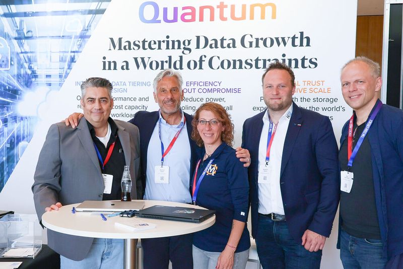 Wiedersehen am Quantum-Stand: (v. l.) Joseph Dietl, Richard Zirkel, Tanja Rothe (alle Quantum) mit Sebastian Welsch (H22), Kay Brennecke (Pink Elephant) (Bild: TIM AG)