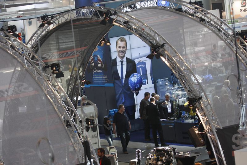 Freundlich lächelt der ehemalige Nationaltorhüter Jens Lehmann vom Schunk-Stand herüber. (Bild: Motek)