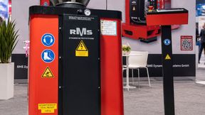 Die neue Schockmaschine RMS SM 1000 in Gänze. Sie kann Bauteile mit maximal 100 Kilogramm Gewicht bis zu einer Beschleunigung von 300 g auf ihre Widerstandsfähigkeit hin testen. (Bild: RWS)