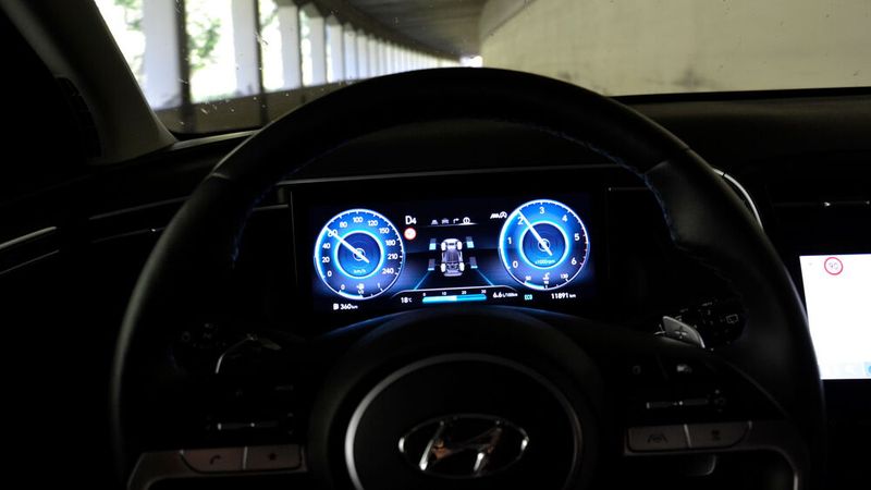 Tacho, Drehzahlmesser und Kontrollleuchten stellt ein weiteres 10,25 Zoll großes digitales Display dar. (Bild: Michel/»kfz-betrieb«)