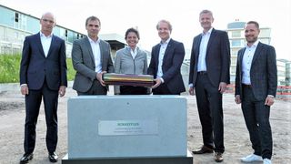 Schaeffler bei der Grundsteinlegung am Campus Herzogenaurach. Von links: Prof. Dr.-Ing. Tim Hosenfeldt, Leiter Zentrale Forschung und Innovation & Corporate Competence Center Central Technologies, Uwe Wagner, Vorstand Forschung und Entwicklung, Sandra Köllner, Leiterin Corporate Real Estate Projects, Space Management & New Work, Andreas Schick, Vorstand Produktion, Supply Chain Management und Einkauf, Dr. Alexander Putz, Leiter Campus Herzogenaurach, und Sven Brandt, Projektmanager Innovationsprojekte. (Bild: Julienfertlphotography)