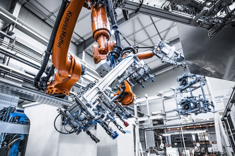 Mit voll automatisierten Produktionsstraßen bedient das Unternehmen die Anforderungen verschiedenster Auftraggeber. (Syntech Plastics)