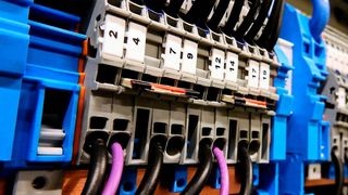 Wieviel Strom fließt durch die Leitung? Forscher des MIT haben ein Sensor-System entwickelt, um ungewöhnlich hohe Verbräuche aufzuspüren. (Bild: gemeinfrei)