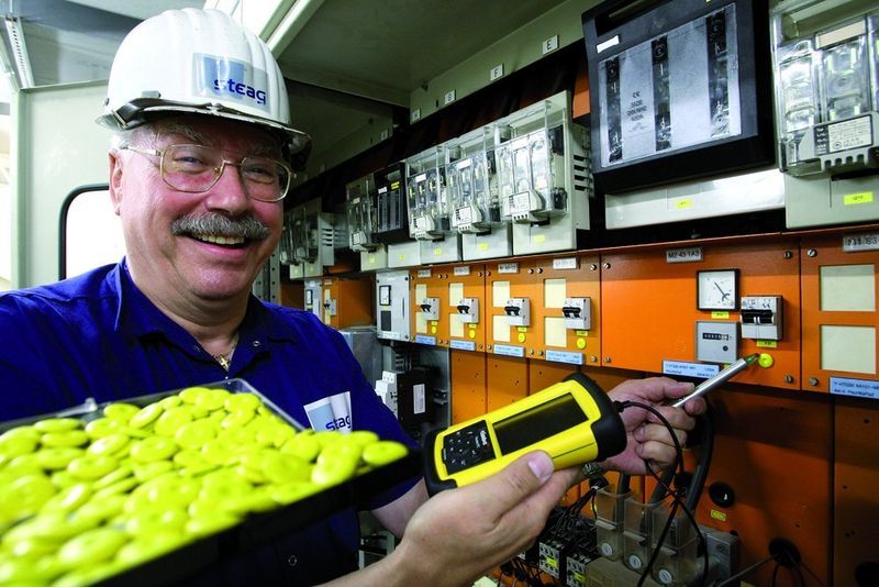 Bild 3: RFID etabliert sich auch in der Instandhaltung zunehmend. Unter anderem können RFID-Transponder zur Freischaltung von elektrischen Anlagen eingesetzt werden. Bild: Evonik Energy Services (Archiv: Vogel Business Media)