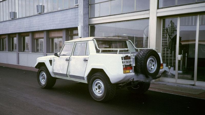 Einer der ersten LM002. Zu ihm gibt es weder ein in Serie produziertes unmittelbares Vorgänger- noch ein unmittelbares Nachfolgemodell.  (Bild: Lamborghini)
