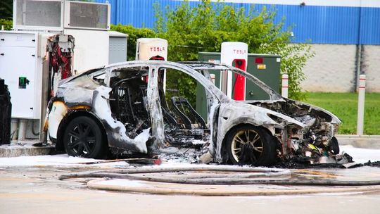 In den USA, in Deutschland und nun auch in Rom brennen immer wieder die Elektrofahrzeuge von Tesla (Symbolbild). Heute Nacht erwischte es gleich 17 Fahrzeuge bei einem römischen Händler. Für Elon Musk ist es eindeutig Terrorismus ...(Bild:  Sputtermelk)