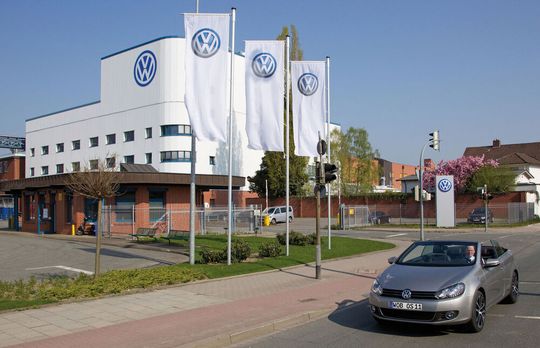 Da schien noch die Sonne über dem VW-Werk in Onsabrück. Nun trüben sich die Aussichten für die Zukunft des zweitkleinsten VW-Werks ein, denn ein Porsche-Auftrag, der ab 2026 die Produktion weiter aufrecht erhalten hätte, ist vom Tisch ...(Bild:  Volkswagen)