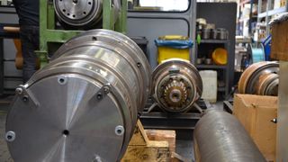 Die EDT-Texturiermaschine Typ Profitex 60 S ermöglicht mittels eines speziellen Funken-Erodierprozesses sowie hochgenauer Baumüller-Antriebe optimal definierte Rauheiten auf den Walzenoberflächen. (Bild: Baumüller)