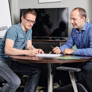 Matthias Schmidt-Lehr (rechts), Vertriebsleiter bei Bionic Production, und sein Kollege Eric Wycisk wissen, worauf es beim 3D-Druck ankommt: Konstrukteure sollten Gelerntes erst einmal vergessen und der neuen Technik Raum geben.