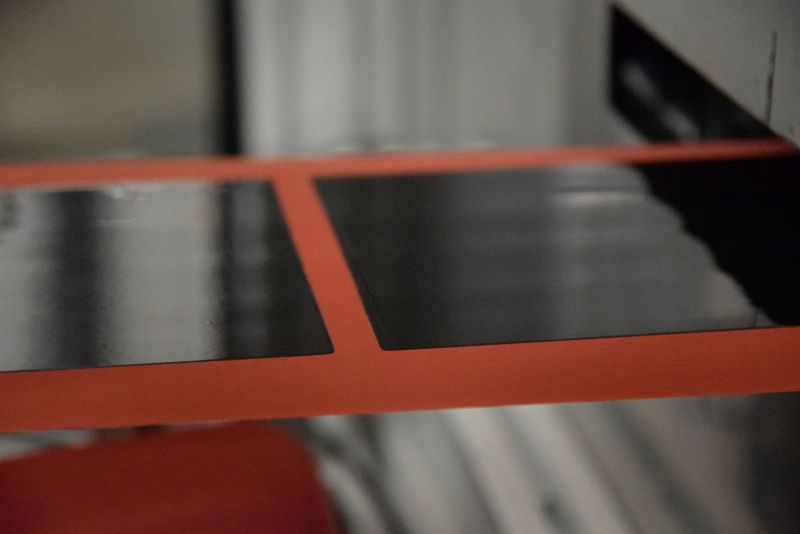 Li-Ion-Batterieproduktion: Präzise Kanten bei neuer Rekordgeschwindigkeit durch ein neues Verfahren für Elektronden.  (Ralf Diehm, KIT)