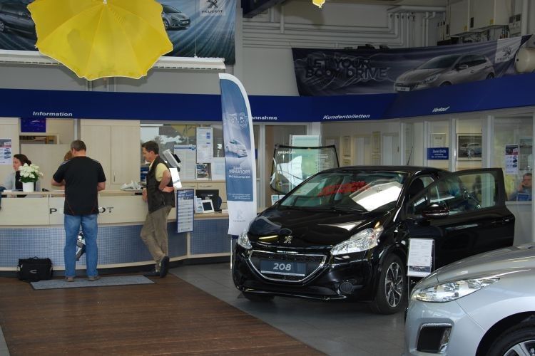 Erste Anlaufstelle für die Kunden ist die Infotheke im Zentrum des Autohauses. (Foto: Rubbel)