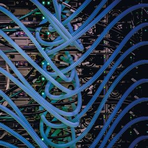 Das Detailfoto des Ramses-Supercomputers mit Servern von Kaytus verschafft einen Eindruck von der Komplexität flüssigkeitsgekühlter Serversysteme.(Bild:  Nikolai Wansart)