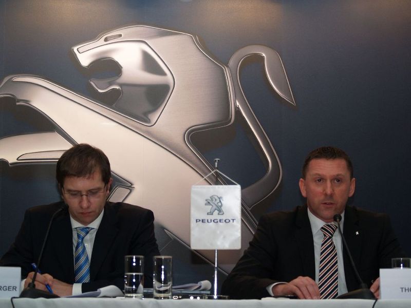 „Für uns zählt der Weg nach vorne, daher begehen wir 2010 mit optimistischen Zielen“, sagte Bauch. Rechts im Bild: Thomas Schalberger, Direktor Presse und Kommunikation PDG. (Archiv: Vogel Business Media)