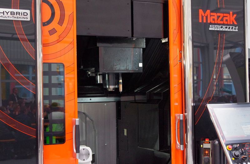 Auftragen und Bearbeiten vereint: Mit der Hybridtechnologie von Mazak lassen sich hoch belastete Bauteile aus kostengünstigen Grundkörpern kombiniert mit harten und verschleissfesten Werkstoffen wesentlich wirtschaftlicher und schneller herstellen und instand setzen.  (Konrad Mücke SMM)