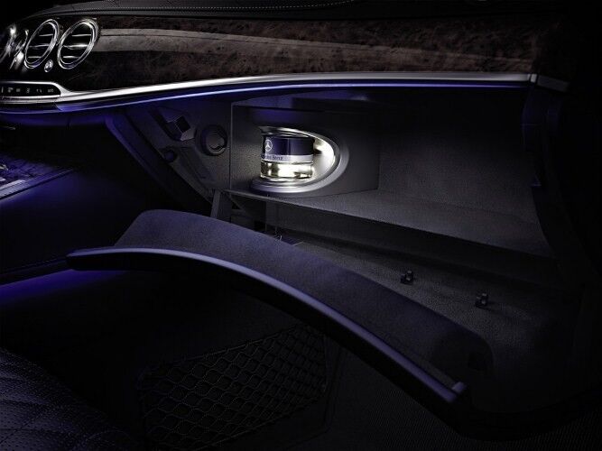 Für die S-Klasse bietet Mercedes-Benz jetzt ein „Air Ballance System“ mit einer „aktiven Beduftung“ an. Vier verschiedene Düfte stehen zur Wahl, wenn man nicht sein eigenes Parfüm einbringen will. (Foto: Daimler)